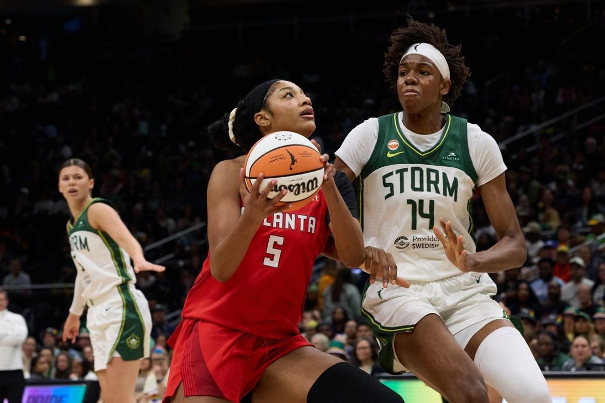 27 de junho de 2026; Seattle, Washington, EUA; O atacante do Atlanta Dream, Angel Reese (5), leva a bola para a cesta no primeiro quarto contra o Seattle Storm na Climate Pledge Arena. Crédito obrigatório: Richard Dizon-Imagn Images