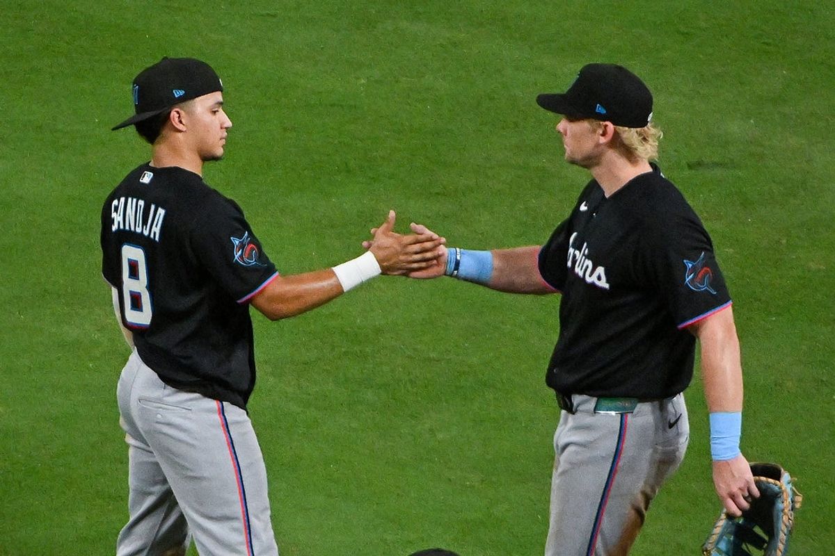 27 de junho de 2026; Louis, Missouri, EUA; O terceiro base do Miami Marlins, Javier Sanoja (8), comemora com o primeiro base Kyle Stowers (28) depois que os Marlins derrotaram o St. Crédito obrigatório: Jeff Curry-Imagn Images