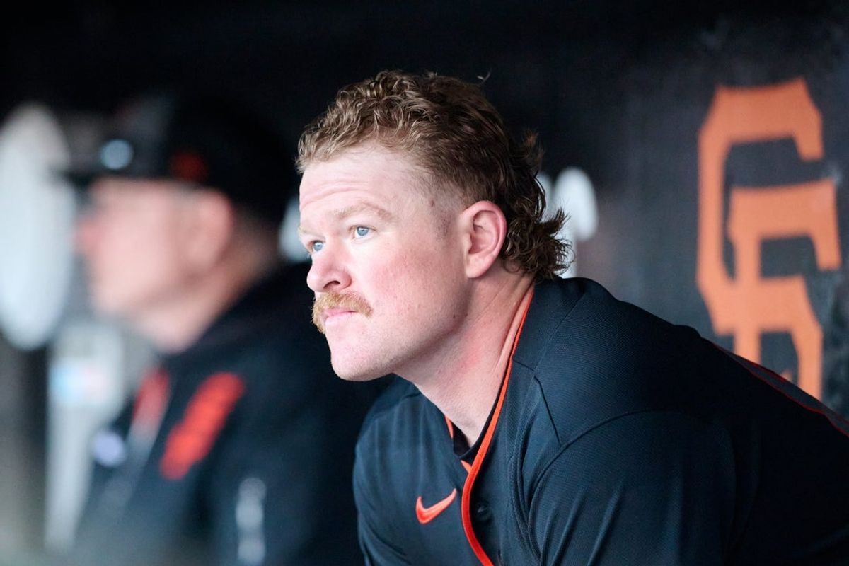 27 de junho de 2026; São Francisco, Califórnia, EUA; O arremessador titular do San Francisco Giants, Logan Webb (62), observa no banco de reservas contra o Atlanta Braves durante a quarta entrada no Oracle Park. Crédito obrigatório: Robert Edwards-Imagn Images
