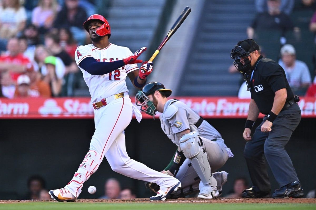 27 de junho de 2026; Anaheim, Califórnia, EUA; O rebatedor designado do Los Angeles Angels, Jorge Soler (12), reage após uma falta de bola no pé durante o primeiro turno contra o Athletics no Angel Stadium. Crédito obrigatório: William Liang-Imagn Images