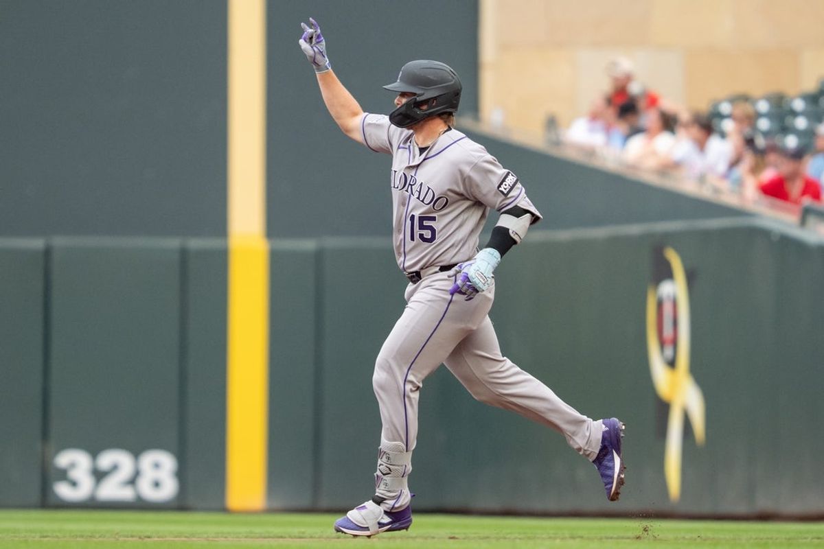 27 de junho de 2026; Mineápolis, Minnesota, EUA; O rebatedor designado do Colorado Rockies, Hunter Goodman (15), faz seu segundo home run do jogo contra o arremessador titular do Minnesota Twins, Mike Paredes (53), no terceiro turno no Target Field. Crédito obrigatório: Matt Blewett-Imagn Images
