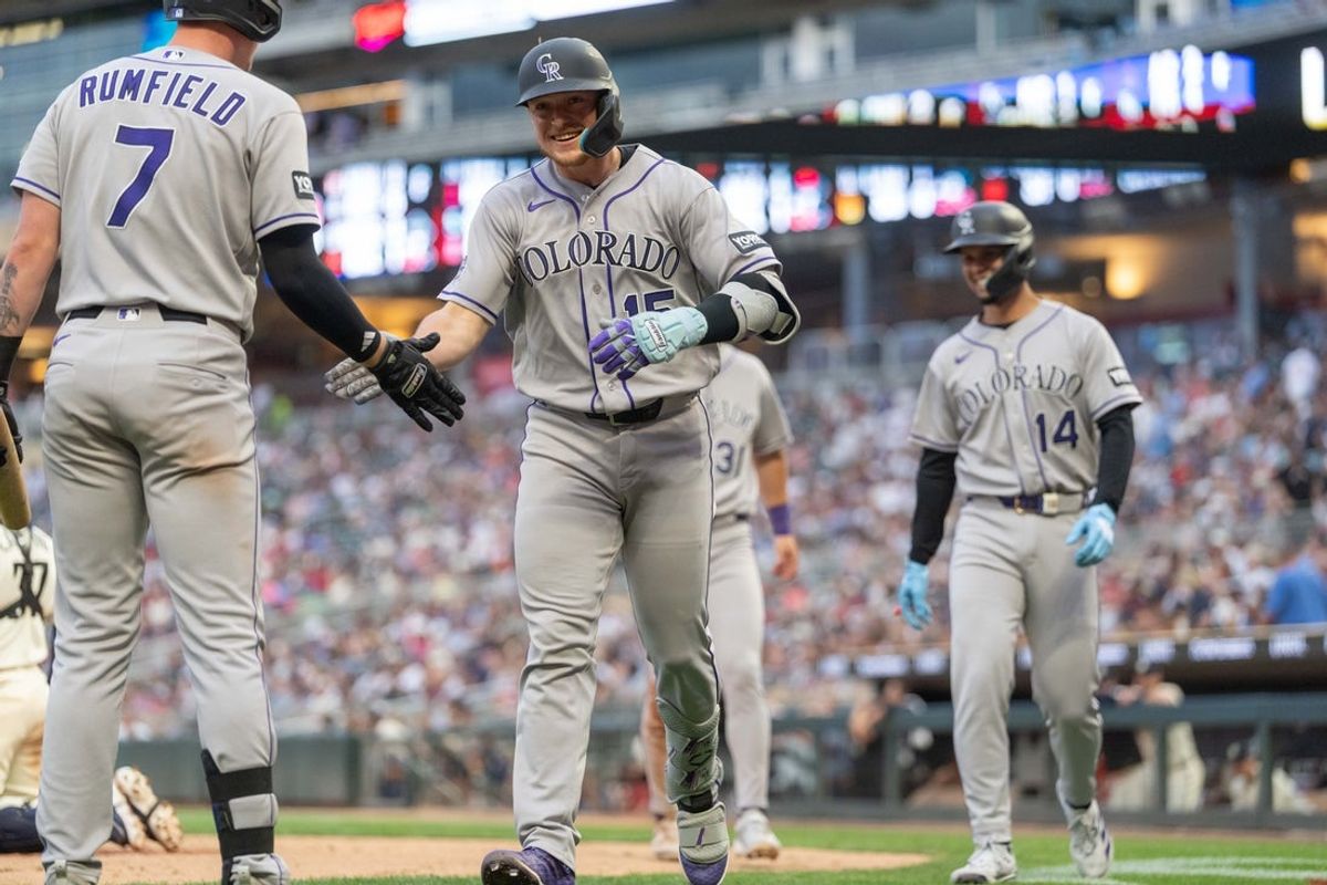 27 de junho de 2026; Mineápolis, Minnesota, EUA; O rebatedor designado do Colorado Rockies, Hunter Goodman (15), comemora uma rebatida de home run contra o arremessador do Minnesota Twins, Kody Funderburk (57), na sétima entrada no Target Field. Crédito obrigatório: Matt Blewett-Imagn Images