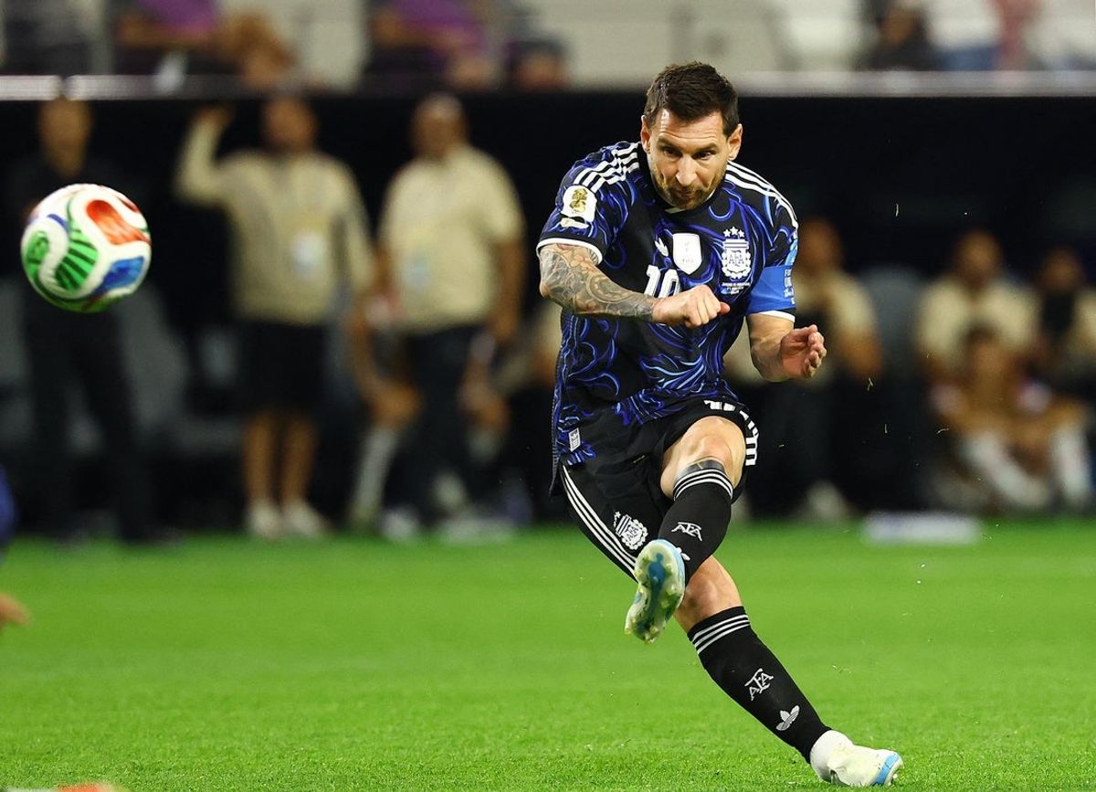 27 de junho de 2026; Arlington, Texas, EUA; Lionel Messi, da Argentina, chuta para o gol em cobrança de falta. Crédito obrigatório: Tim Heitman-Imagn Images