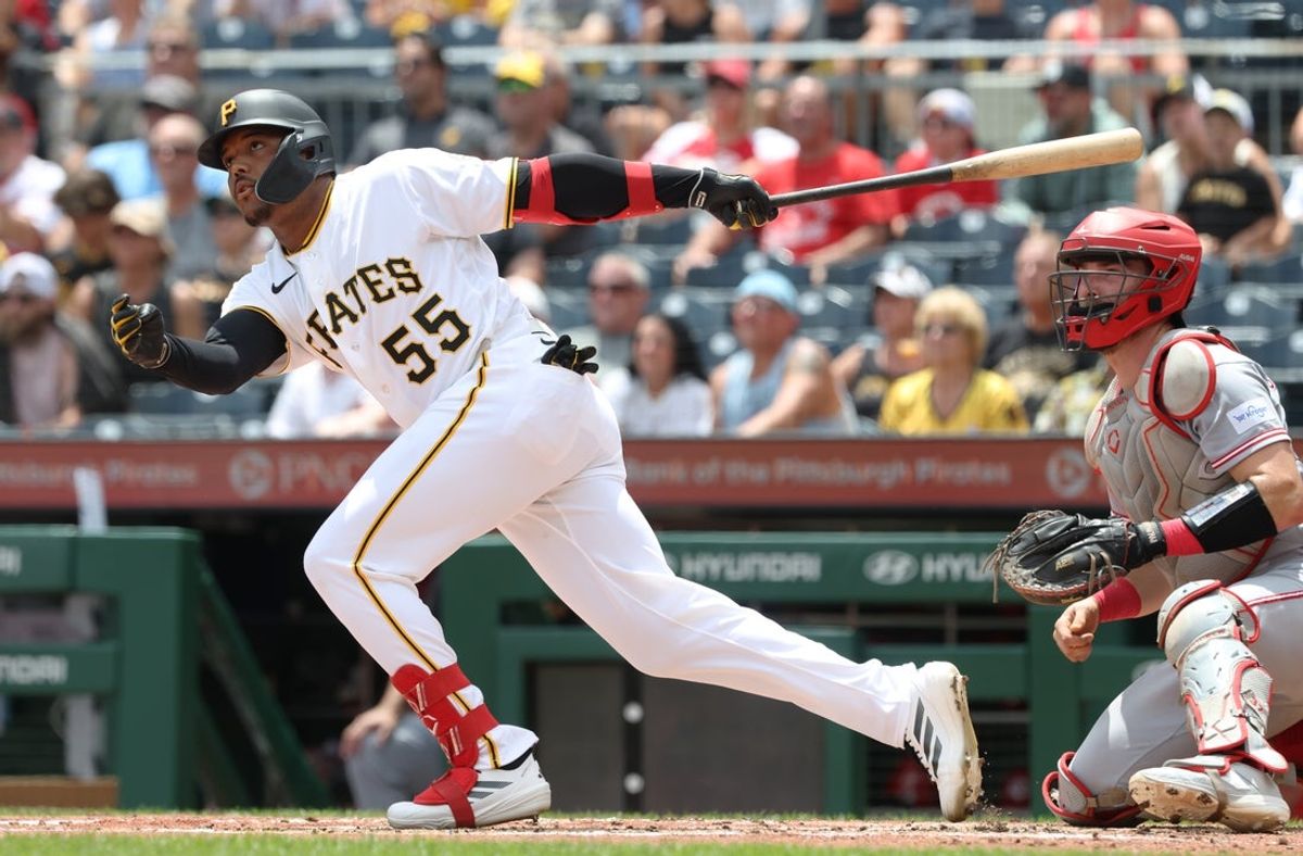 28 de junho de 2026; Pittsburgh, Pensilvânia, EUA; O defensor direito do Pittsburgh Pirates, Esmerlyn Valdez (55), acerta um RBI duplo contra o Cincinnati Reds durante a segunda entrada no PNC Park. Crédito obrigatório: Charles LeClaire-Imagn Images