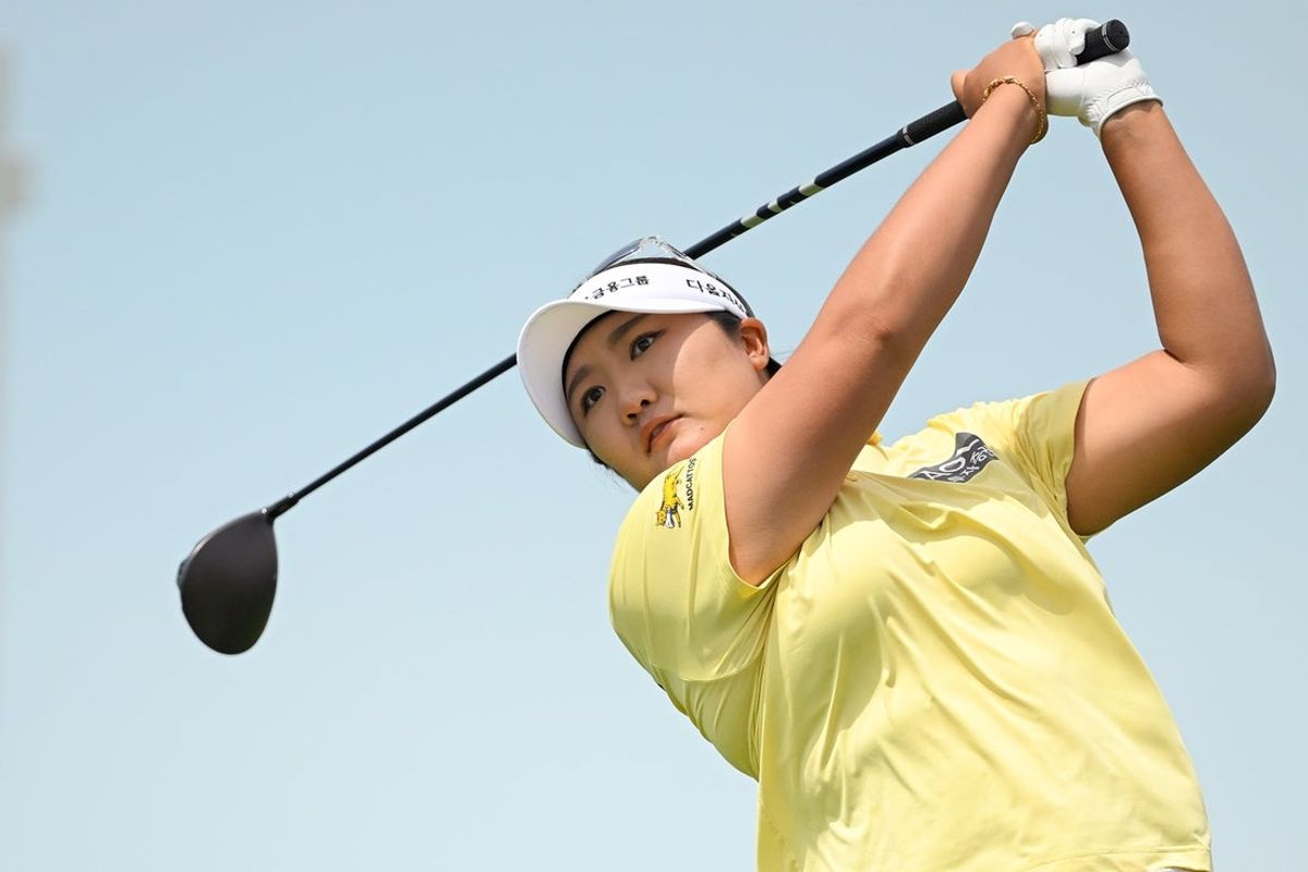 28 de junho de 2026; Chaska, Minnesota, EUA; Haeran Ryu dá uma tacada inicial no buraco 1 durante a rodada final do torneio de golfe KPMG Women's PGA Championship. Crédito obrigatório: Nick Wosika-Imagn Images