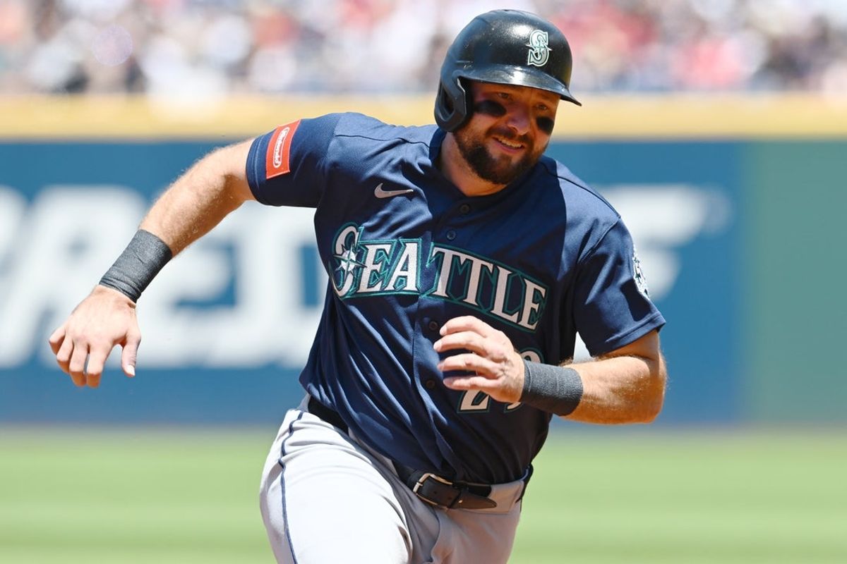 28 de junho de 2026; Cleveland, Ohio, EUA; O rebatedor designado Cal Raleigh (29) do Seattle Mariners contorna a terceira base a caminho de marcar durante o segundo turno contra o Cleveland Guardians no Progressive Field. Crédito obrigatório: Ken Blaze-Imagn Images