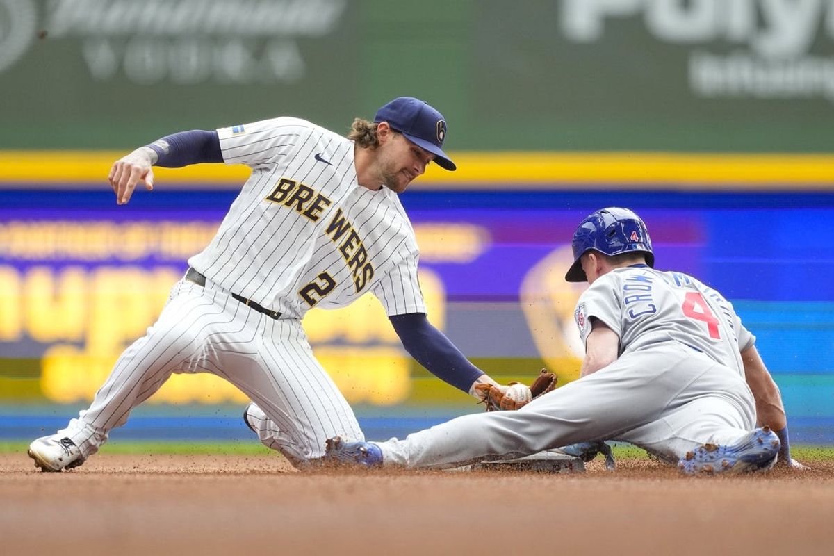 28 de junho de 2026; Milwaukee, Wisconsin, EUA; O defensor central do Chicago Cubs, Pete Crow-Armstrong (4), rouba a segunda base antes que o segunda base do Milwaukee Brewers, Brice Turang (2), possa aplicar a marcação durante a sexta entrada no American Family Field. Crédito obrigatório: Jeff Hanisch-Imagn Images
