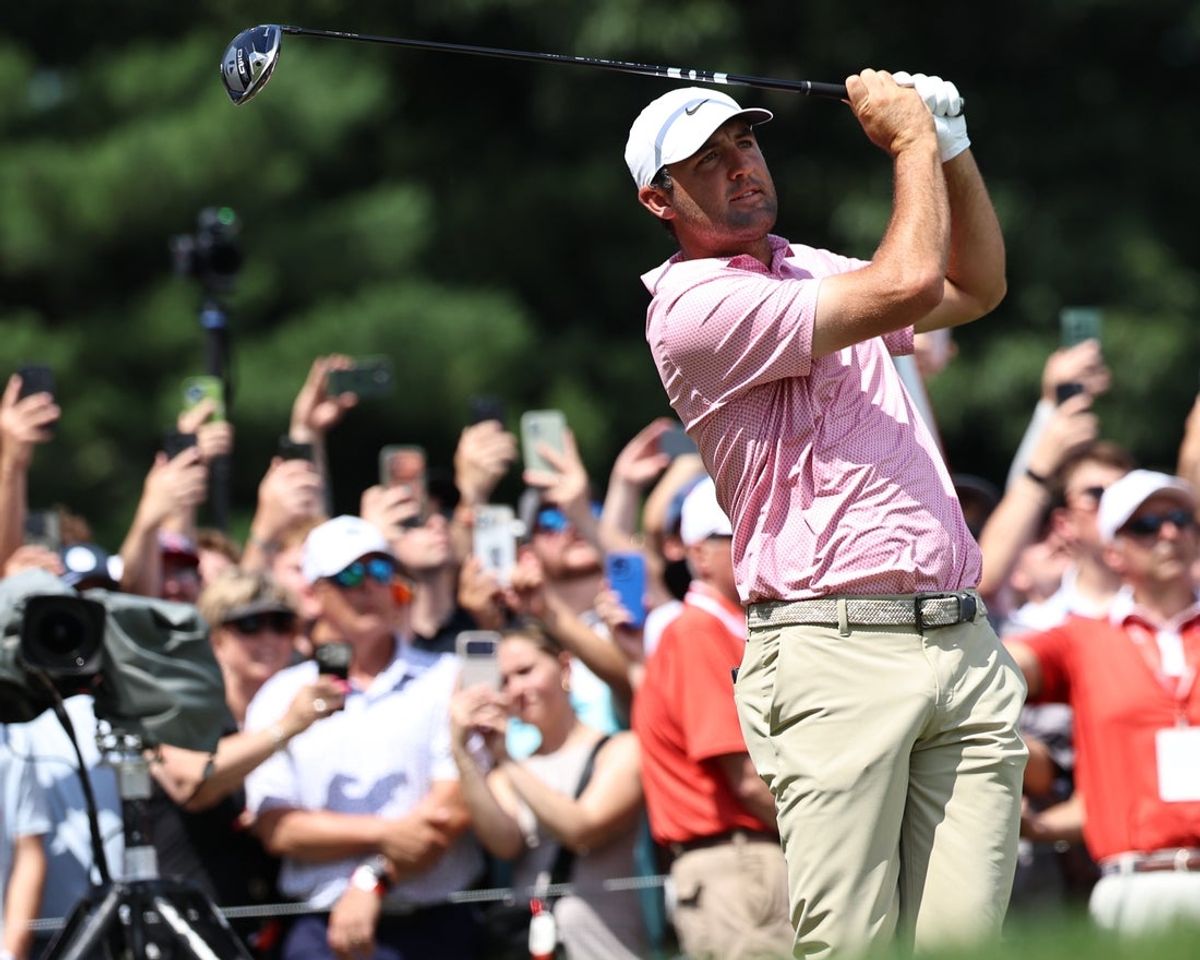 28 de junho de 2026; Cromwell, Connecticut, EUA; Scottie Scheffler sai do primeiro tee durante a rodada final do torneio de golfe Travellers Championship. Crédito obrigatório: John Dufour-Imagn Images