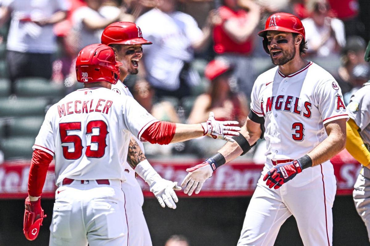 28 de junho de 2026; Anaheim, Califórnia, EUA; O defensor central do Los Angeles Angels, Josh Lowe (3), comemora com o defensor esquerdo Wade Meckler (53) e outros companheiros de equipe depois de fazer um home run de Grand Slam contra o Athletics durante a segunda entrada no Angel Stadium. Crédito obrigatório: Jonathan Hui-Imagn Images