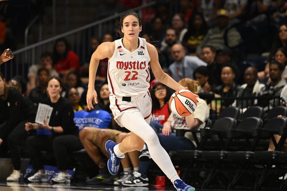 28 de junho de 2026; Washington, Distrito de Columbia, EUA; A guarda do Washington Mystics, Sonia Citron (22), dribla a bola contra o Portland Fire durante o segundo quarto na CareFirst Arena. Crédito obrigatório: Rafael Suanes-Imagn Images