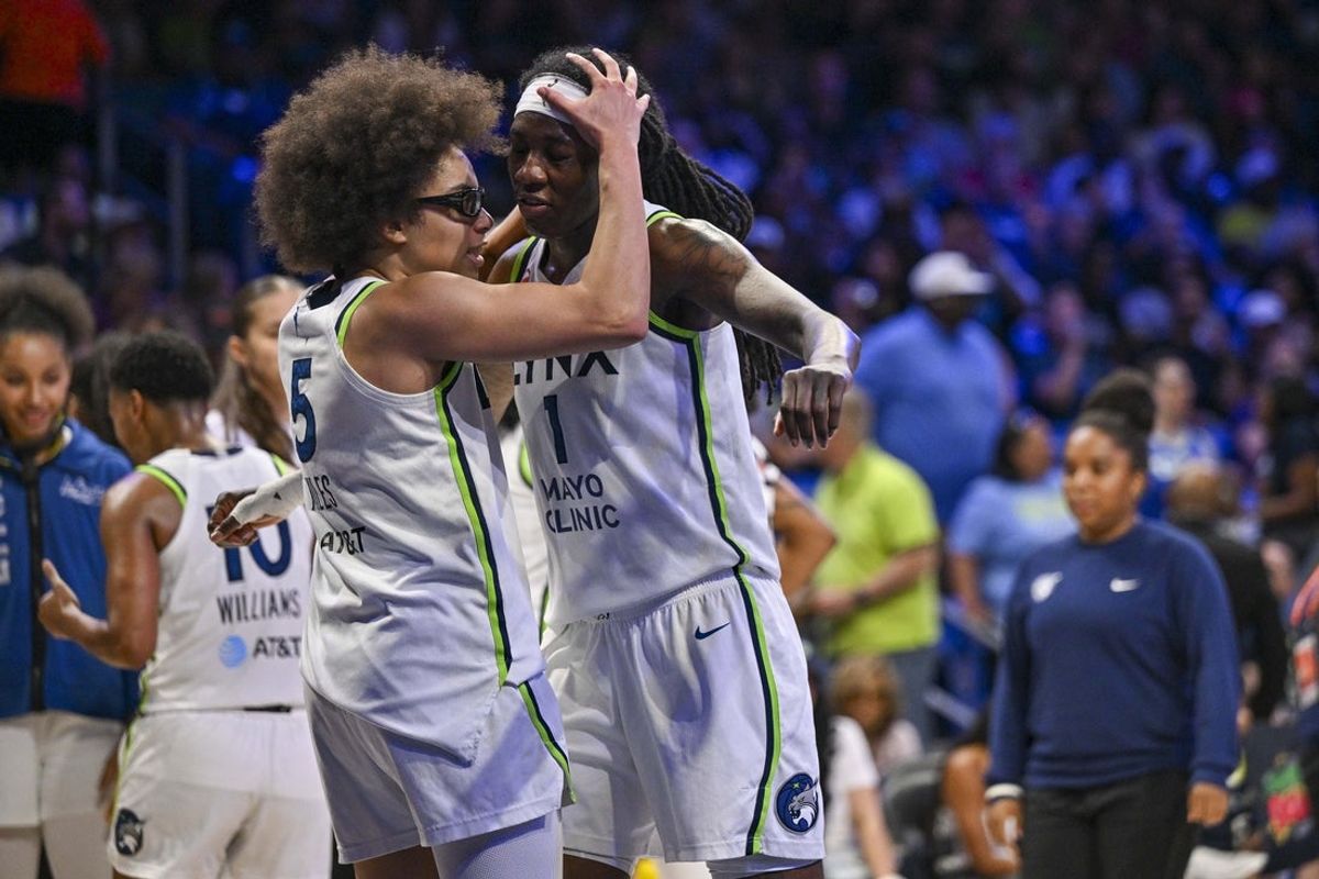 28 de junho de 2026; Arlington, Texas, EUA; A guarda do Minnesota Lynx, Olivia Miles (5), e a atacante Natasha Howard (1), comemoram no segundo tempo contra o Dallas Wings, no College Park Center. Crédito obrigatório: Jerome Miron-Imagn Images