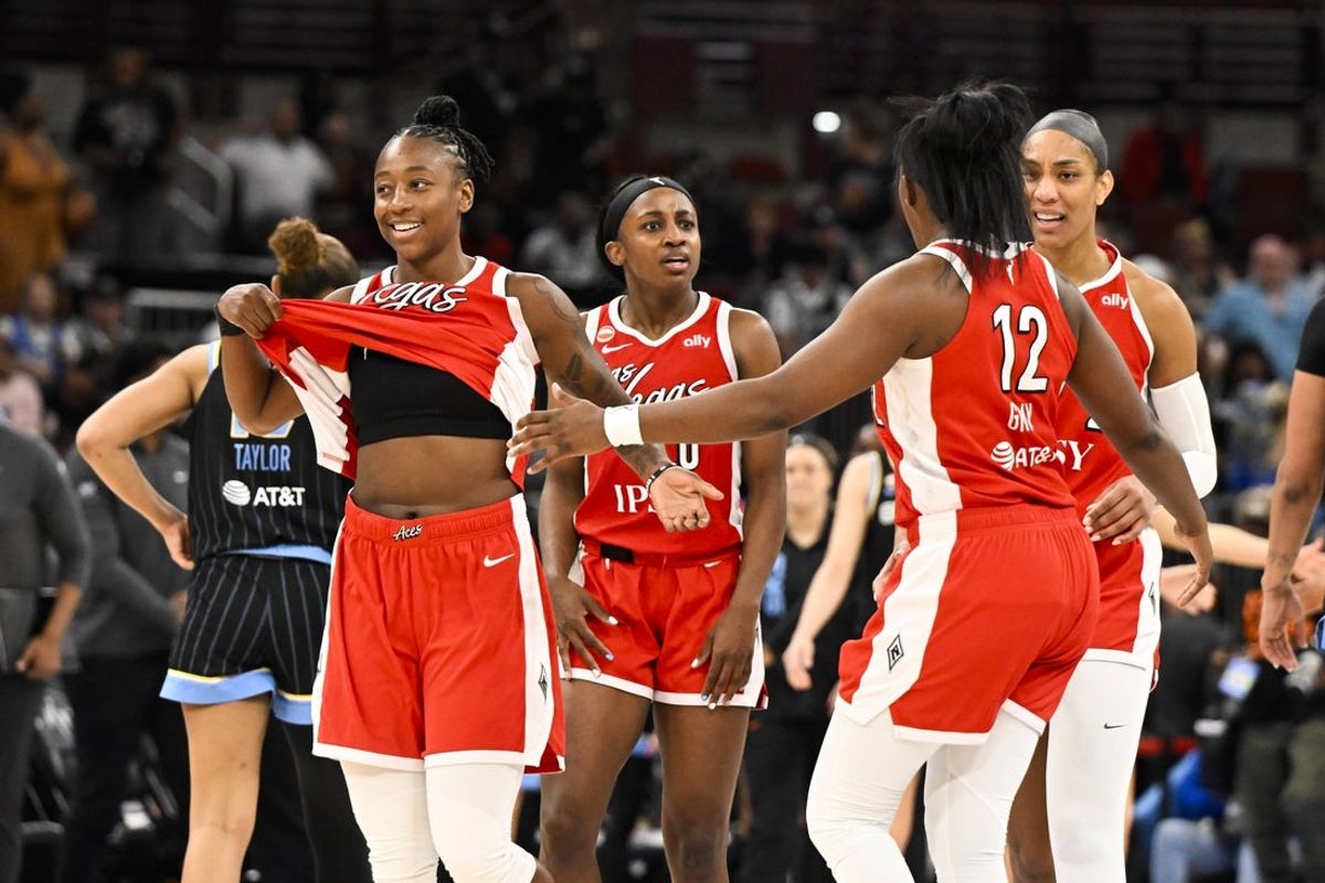 28 de junho de 2026; Chicago, Illinois, EUA; O armador do Las Vegas Aces, Jewell Loyd (24), à esquerda, comemora com os companheiros após o jogo contra o Chicago Sky, no United Center. Crédito obrigatório: Matt Marton-Imagn Images
