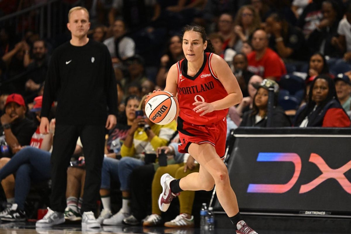 28 de junho de 2026; Washington, Distrito de Columbia, EUA; A armadora do Portland Fire, Carla Leite (0), dribla a bola contra o Washington Mystics durante a segunda prorrogação na CareFirst Arena. Crédito obrigatório: Rafael Suanes-Imagn Images