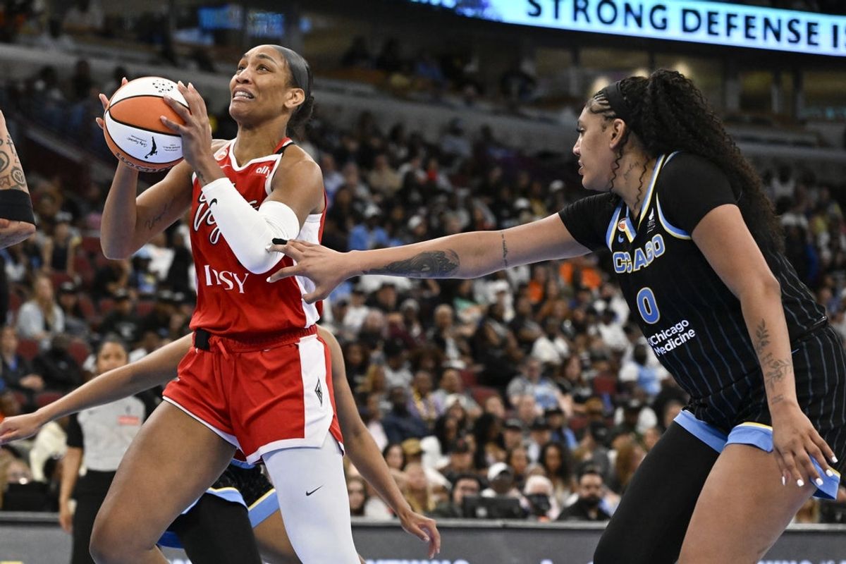 28 de junho de 2026; Chicago, Illinois, EUA; O pivô do Las Vegas Aces, A'ja Wilson (22), vai para a cesta contra o atacante do Chicago Sky Azura Stevens (30) durante o segundo tempo no United Center. Crédito obrigatório: Matt Marton-Imagn Images