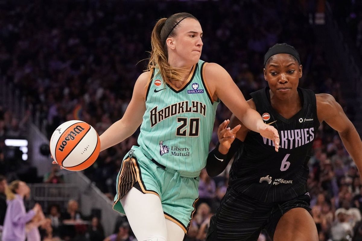 28 de junho de 2026; São Francisco, Califórnia, EUA; Sabrina Ionescu (20), guarda do New York Liberty, dribla contra Kaila Charles (6), atacante do Golden State Valkyries, no quarto período no Chase Center. Crédito obrigatório: David Gonzales-Imagn Images