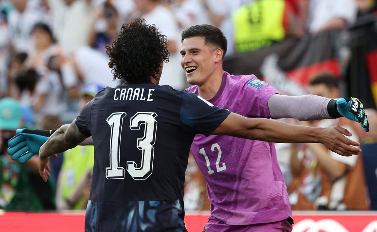 29 de junho de 2026; Foxborough, Massachusetts, EUA; Os paraguaios Orlando Gill e Jose Canale comemoram após a partida, na medida em que o Paraguai se classifica para as oitavas de final da Copa do Mundo. Crédito obrigatório: Paul Rutherford-Imagn Images