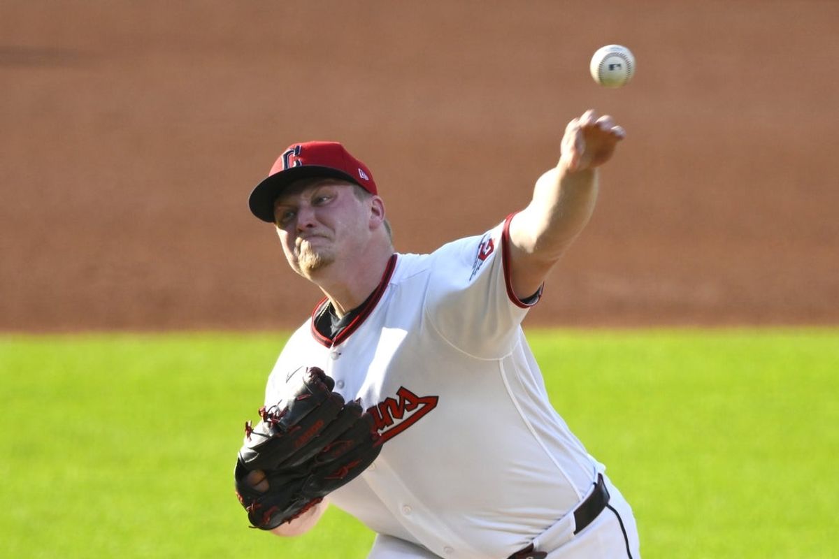 29 de junho de 2026; Cleveland, Ohio, EUA; O arremessador titular do Cleveland Guardians, Parker Messick (77), faz um arremesso no primeiro turno contra o Texas Rangers no Progressive Field. Crédito obrigatório: David Richard-Imagn Images