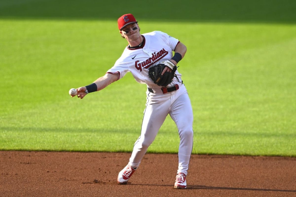 29 de junho de 2026; Cleveland, Ohio, EUA; O homem da segunda base do Cleveland Guardians, Travis Bazzana (37), lança para a primeira base no primeiro turno contra o Texas Rangers no Progressive Field. Crédito obrigatório: David Richard-Imagn Images