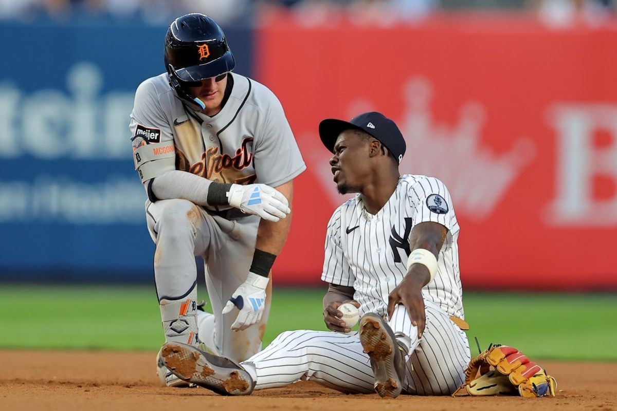 29 de junho de 2026; Bronx, Nova York, EUA; O jogador da segunda base do New York Yankees, Jazz Chisholm Jr. (13), reage após colidir com o jogador da terceira base do Detroit Tigers, Kevin McGonigle (7), em uma jogada na segunda base durante a quarta entrada no Yankee Stadium. Crédito obrigatório: Brad Penner-Imagn Images