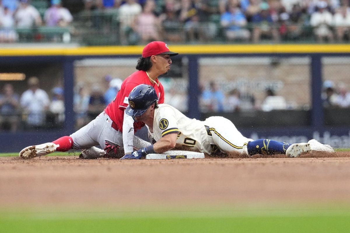 29 de junho de 2026; Milwaukee, Wisconsin, EUA; O defensor direito do Milwaukee Brewers, Sal Frelick (10), desliza com segurança para a segunda base contra o segunda base do Cincinnati Reds, Edwin Arroyo (2), no American Family Field. Crédito obrigatório: Michael McLoone-Imagn Images
