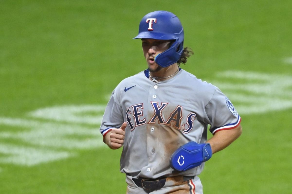 29 de junho de 2026; Cleveland, Ohio, EUA; O segunda base do Texas Rangers, Cameron Cauley (27), marca na sétima entrada contra o Cleveland Guardians no Progressive Field. Crédito obrigatório: David Richard-Imagn Images