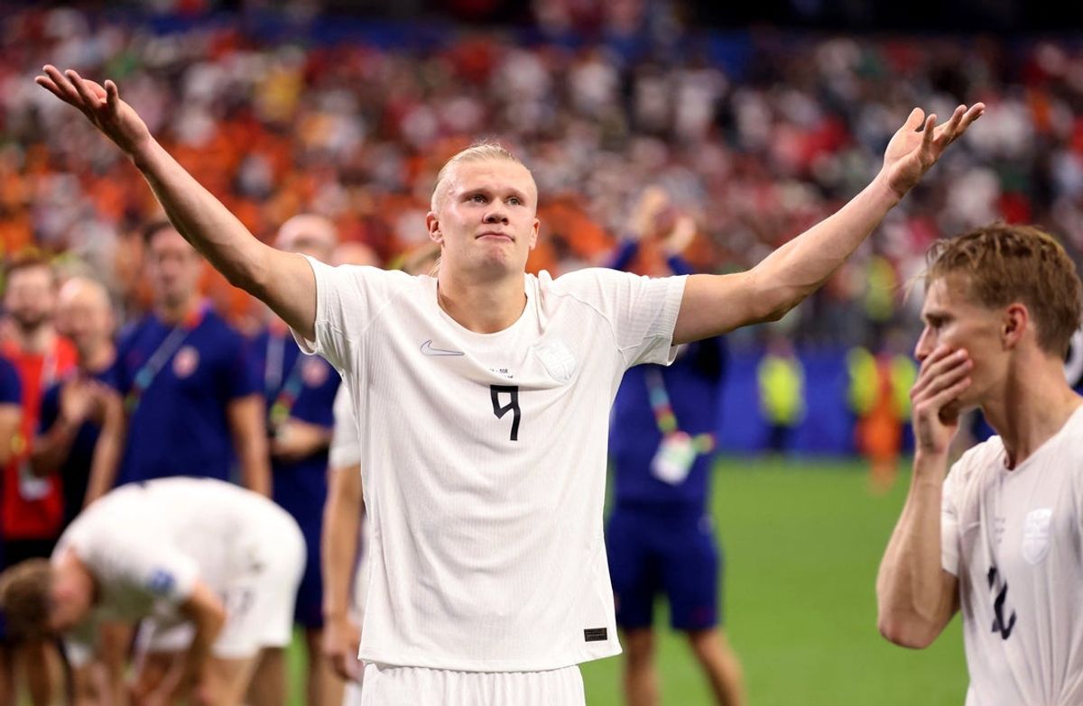 30 de junho de 2026; Arlington, Texas, EUA; Os noruegueses Erling Haaland e Martin Odegaard comemoram após a partida, na medida em que a Noruega se classifica para as oitavas de final da Copa do Mundo. Crédito obrigatório: Tim Heitman-Imagn Images