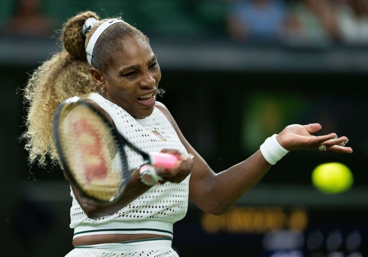 30 de junho de 2026; Londres, Reino Unido; Serena Williams, dos Estados Unidos, devolve um chute durante sua partida contra Maya Joint, da Austrália, no segundo dia no All England Lawn Tennis and Croquet Club. Crédito obrigatório: Susan Mullane-Imagn Images