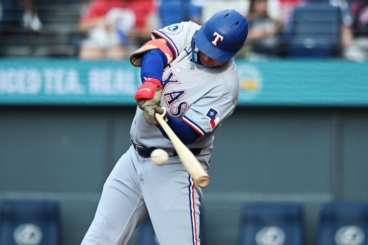 30 de junho de 2026; Cleveland, Ohio, EUA; O rebatedor designado do Texas Rangers, Joc Pederson (3), faz um home run durante o segundo turno contra o Cleveland Guardians no Progressive Field. Crédito obrigatório: Ken Blaze-Imagn Images