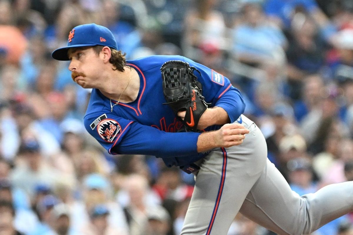 30 de junho de 2026; Toronto, Ontário, CAN; O arremessador titular do New York Mets, Nolan McLean (26), faz um arremesso contra o Toronto Blue Jays no segundo turno no Rogers Centre. Crédito obrigatório: Dan Hamilton-Imagn Images