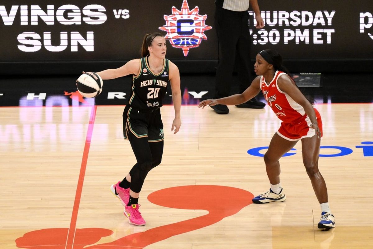 30 de junho de 2026; Brooklyn, Nova York, EUA; A guarda do New York Liberty, Sabrina Ionescu (20), define a jogada enquanto é defendida pela guarda do Las Vegas Aces, Jackie Young (0), durante o primeiro tempo no Barclays Center. Crédito obrigatório: John Jones-Imagn Images