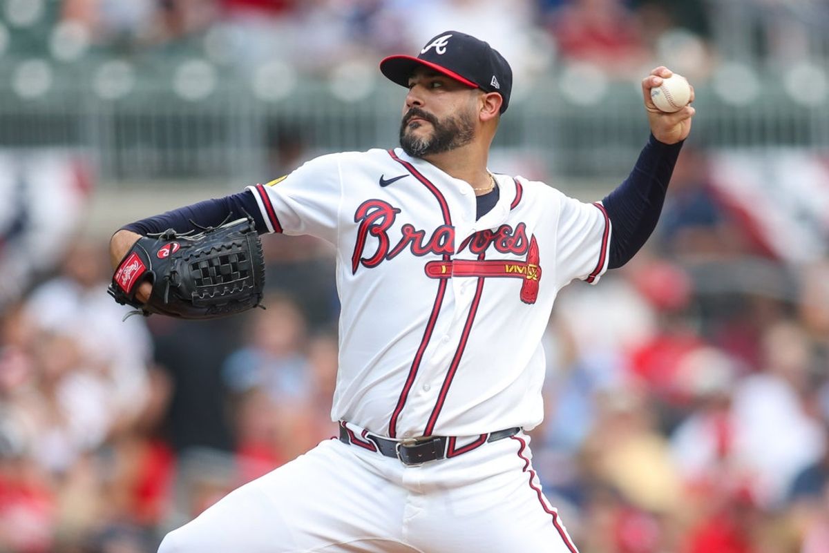 30 de junho de 2026; Atlanta, Geórgia, EUA; O arremessador titular do Atlanta Braves, Martin Perez (33), lança contra o St. Louis Cardinals no primeiro inning em Truist Park. Crédito obrigatório: Brett Davis-Imagn Images