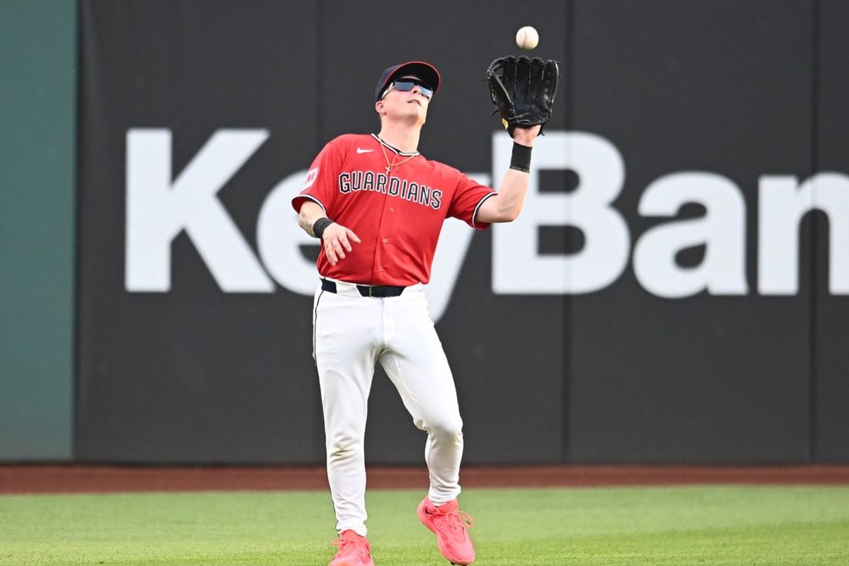 30 de junho de 2026; Cleveland, Ohio, EUA; O defensor esquerdo do Cleveland Guardians, Cooper Ingle (30), recebe uma bola rebatida pelo defensor esquerdo do Texas Rangers, Alejandro Osuna (não na foto) durante a sétima entrada no Progressive Field. Crédito obrigatório: Ken Blaze-Imagn Images