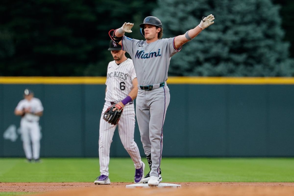 30 de junho de 2026; Denver, Colorado, EUA; O defensor esquerdo do Miami Marlins, Griffin Conine (18), reage do segundo lugar em um RBI duplo no primeiro turno contra o Colorado Rockies no Coors Field. Crédito obrigatório: Isaiah J. Downing-Imagn Images