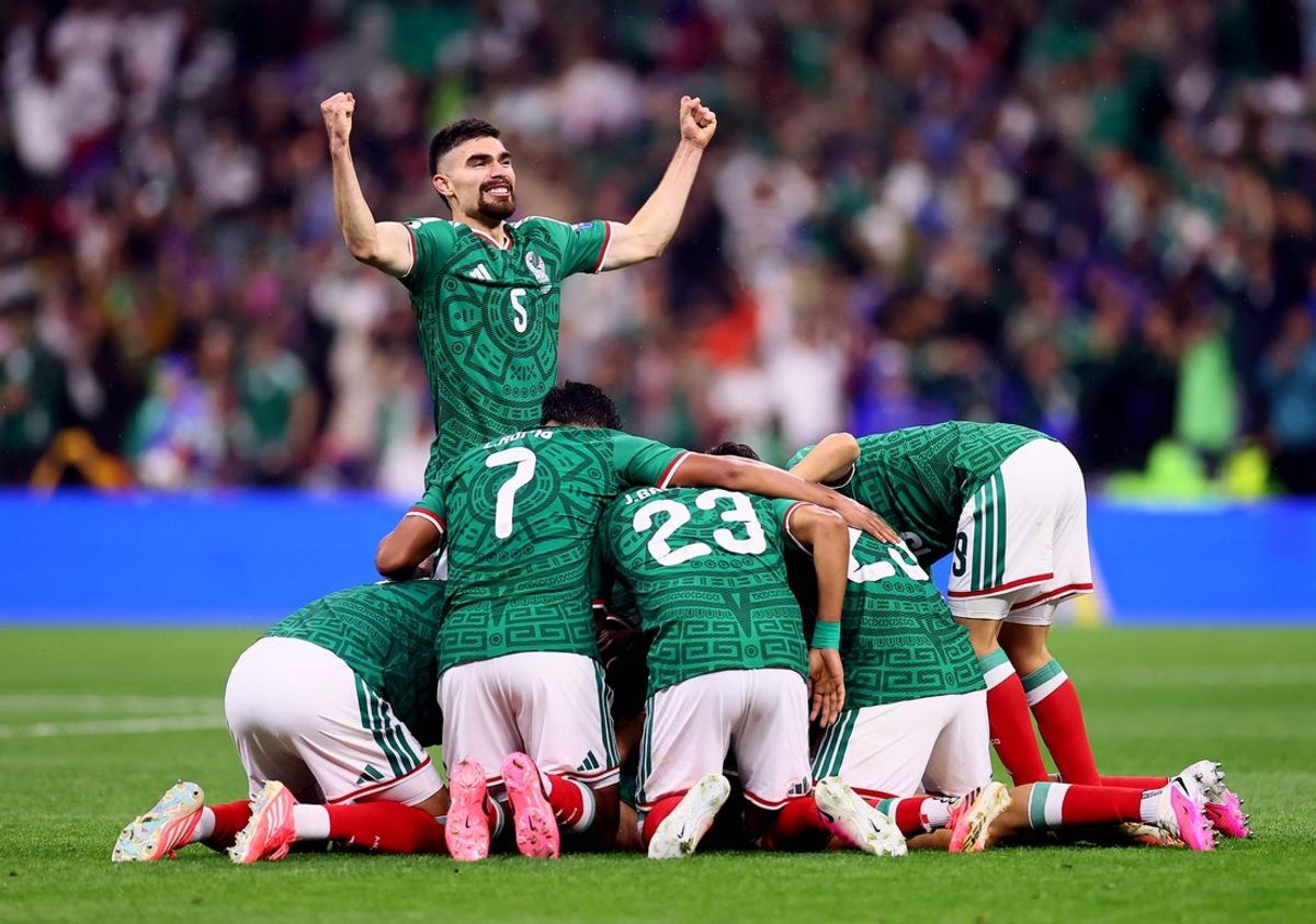 30 de junho de 2026; Cidade do México, México; Raúl Jiménez, do México, comemora seu segundo gol com seus companheiros. Crédito obrigatório: Eloisa Sanchez-Reuters via Imagn Images