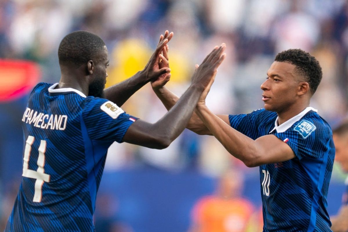 O atacante francês Kylian Mbappé (10) e o zagueiro francês Dayot Upamecano (4) marcaram a mão depois de convocar a Suécia por 3 a 0 durante uma partida das oitavas de final da Copa do Mundo FIFA de 2026 entre França e Suécia, no New York New Jersey Stadium, na terça-feira, 30 de junho de 2026, em East Rutherford, NJ.