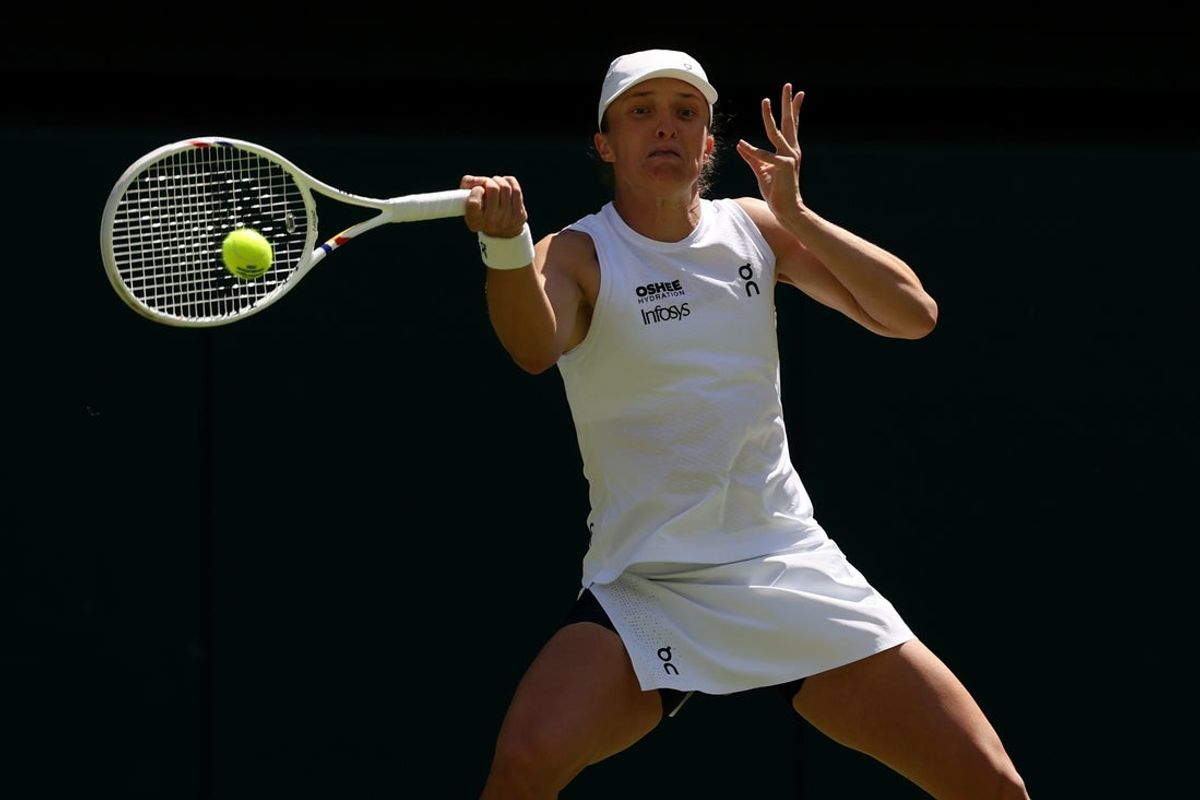 2 de julho de 2026; Londres, Reino Unido; Iga Swiatek (POL) acerta um forehand contra Karolina Pliskova (CZE) (não na foto) no quarto dia do The Championships Wimbledon 2026 no All England Lawn Tennis and Croquet Club. Crédito obrigatório: Geoff Burke-Imagn Images