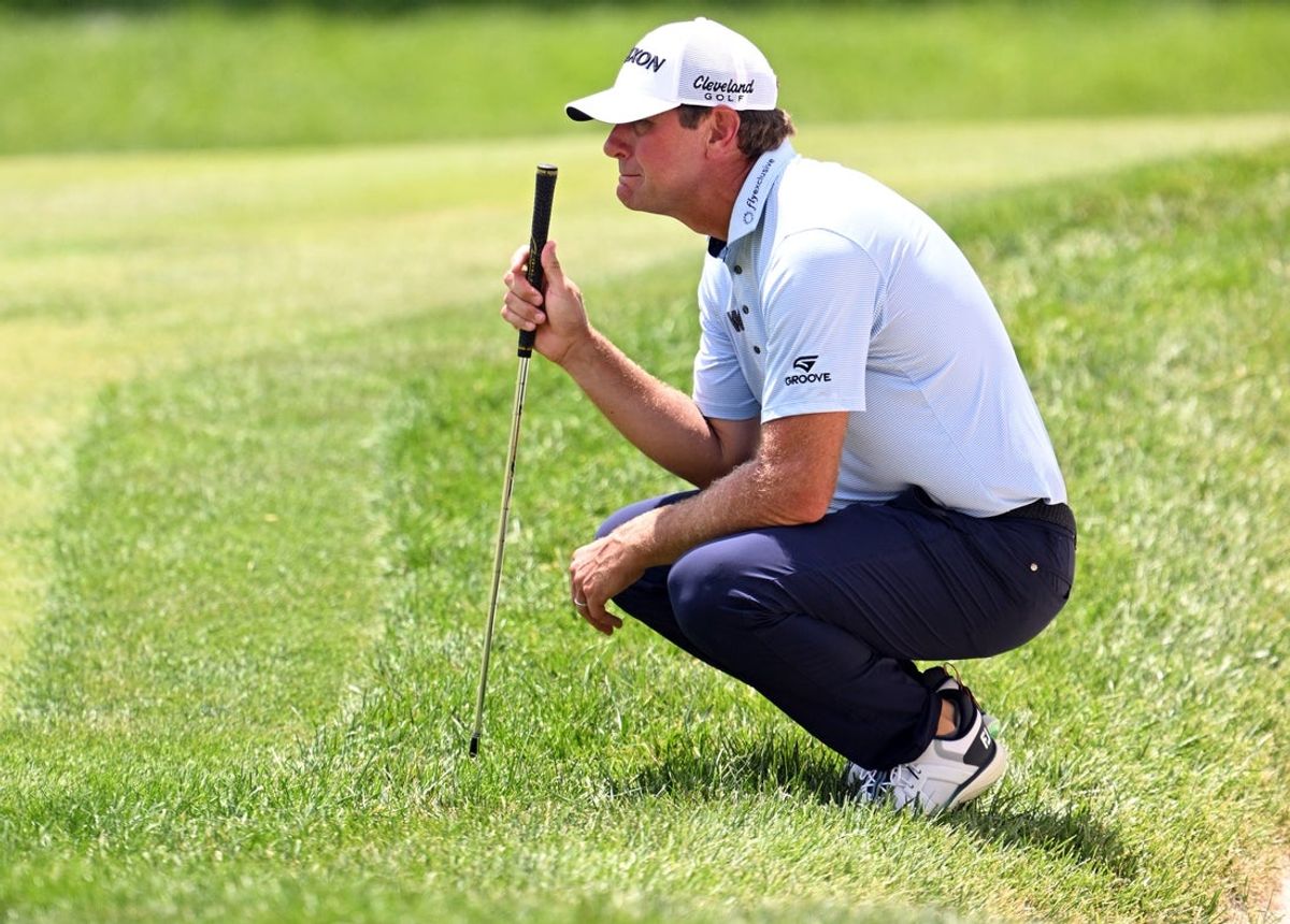 2 de julho de 2026; Silvis, Illinois, EUA; Lucas Glover alinha sua tacada no buraco 18 durante a primeira rodada do torneio de golfe John Deere Classic. Crédito obrigatório: Marc Lebryk-Imagn Images