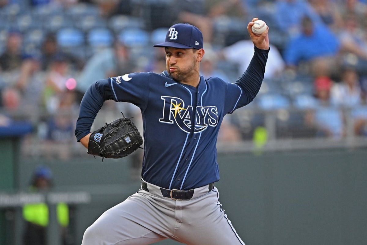 2 de julho de 2026; Kansas City, Missouri, EUA; O arremessador titular do Tampa Bay Rays, Ian Seymour (61), lança um arremesso no primeiro turno contra o Kansas City Royals no Kauffman Stadium. Crédito obrigatório: Peter Aiken-Imagn Images