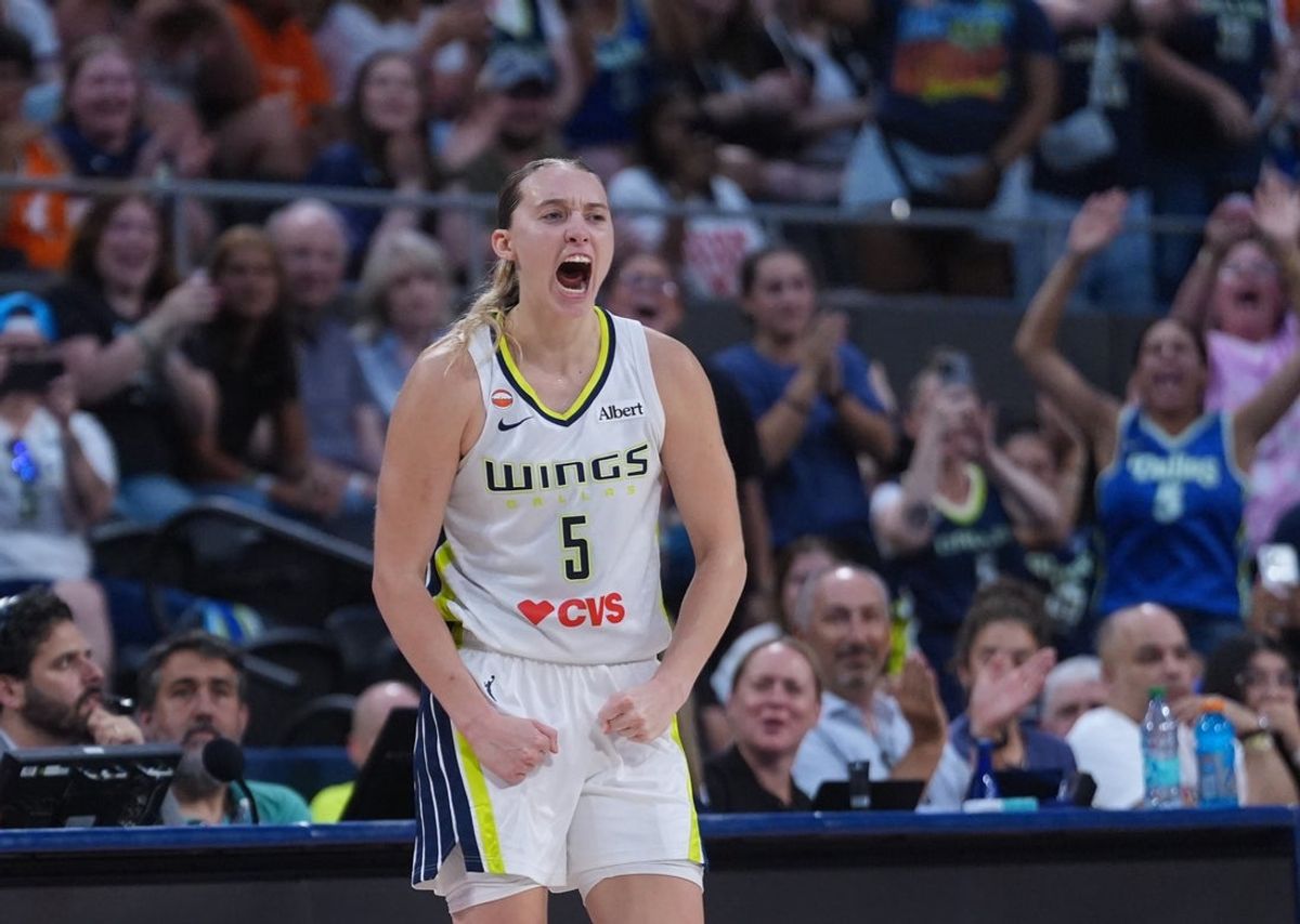 2 de julho de 2026; Hartford, Connecticut, EUA; A guarda do Dallas Wings, Paige Bueckers (5), reage após sua cesta e falta do Connecticut Sun no segundo tempo na PeoplesBank Arena. Crédito obrigatório: David Butler II-Imagn Images