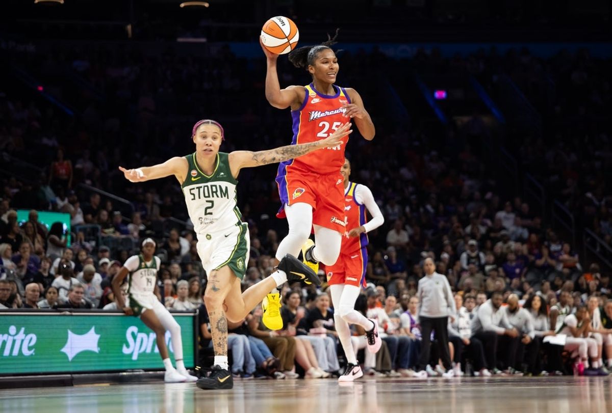 2 de julho de 2026; Phoenix, Arizona, EUA; A atacante do Phoenix Mercury, Alyssa Thomas (25), passa a bola contra a guarda do Seattle Storm, Natisha Hiedeman (2), no primeiro tempo no Mortgage Matchup Center. Crédito obrigatório: Mark J. Rebilas-Imagn Images