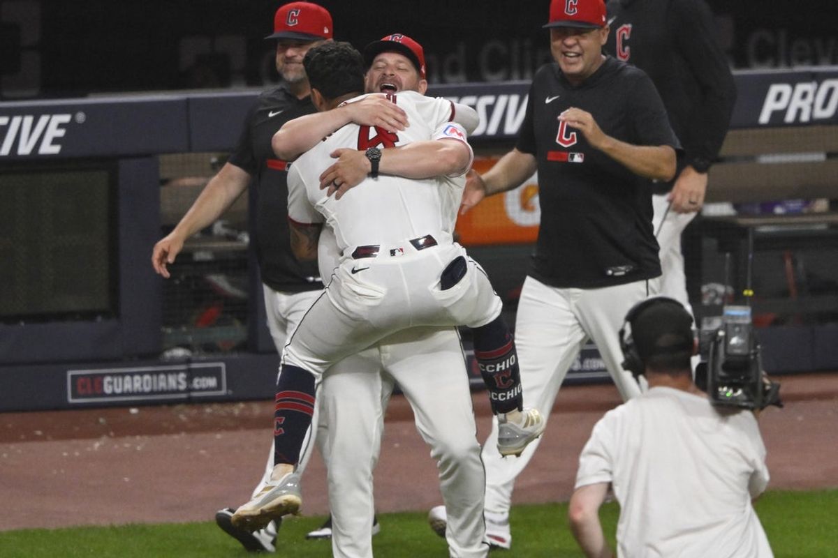 2 de julho de 2026; Cleveland, Ohio, EUA; O shortstop do Cleveland Guardians, Brayan Rocchio (4), pula nos braços do técnico Stephen Vogt (12) depois de fazer um home run de duas corridas na nona entrada contra o Chicago White Sox no Progressive Field. Crédito obrigatório: David Richard-Imagn Images