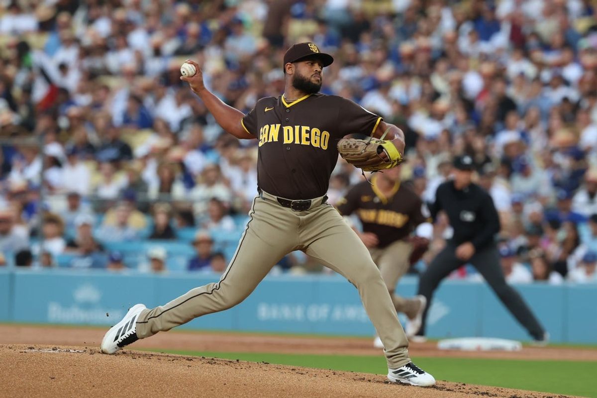 2 de julho de 2026; Los Angeles, Califórnia, EUA; O arremessador do San Diego Padres, Randy Vasquez (98), arremessa contra o Los Angeles Dodgers no primeiro turno no Dodger Stadium. Crédito obrigatório: William Navarro-Imagn Images