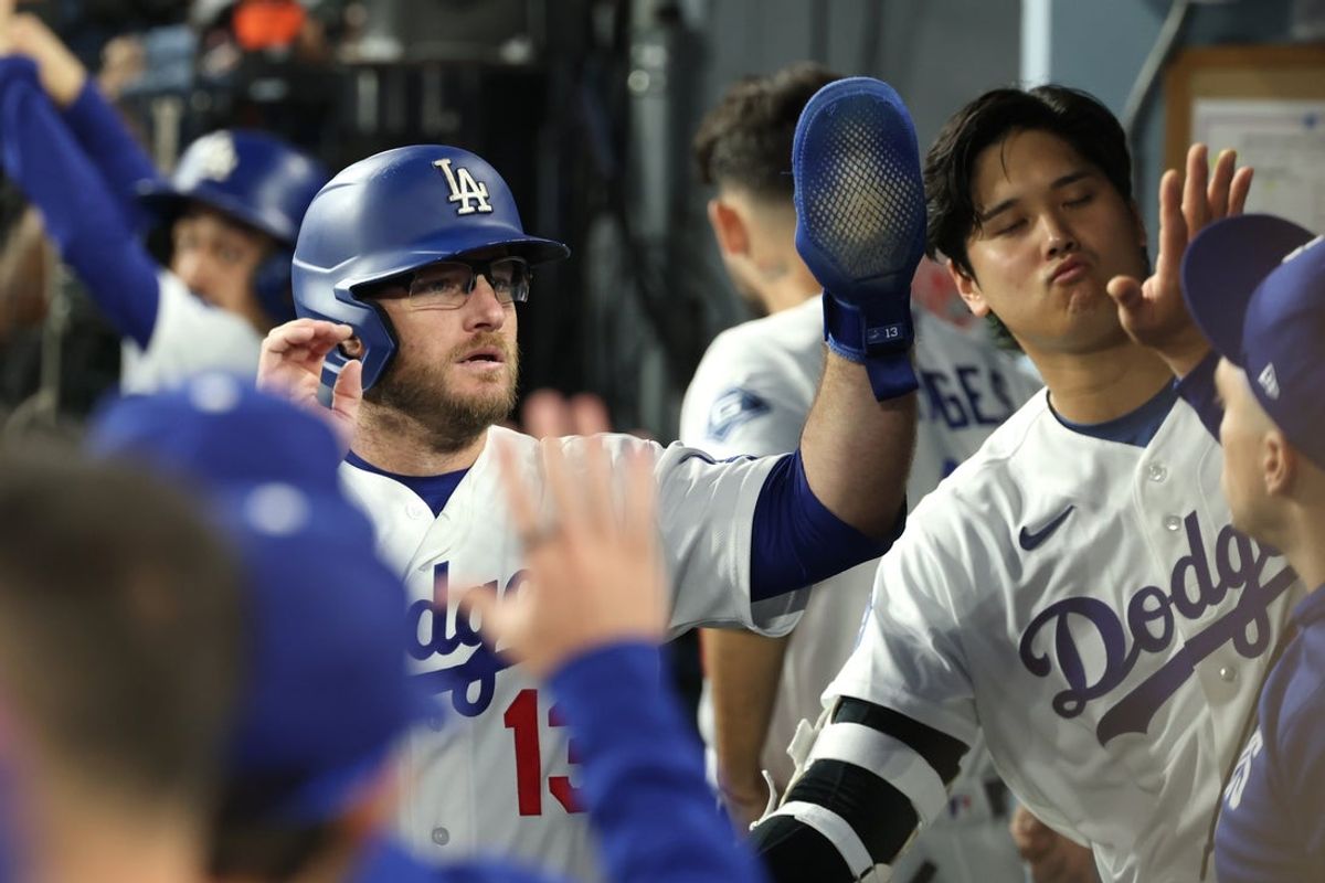 2 de julho de 2026; Los Angeles, Califórnia, EUA; O terceiro base do Los Angeles Dodgers, Max Muncy (13), comemora com o jogador bidirecional Shohei Ohtani (17) e companheiros de equipe no banco de reservas após marcar contra o San Diego Padres na terceira entrada no Dodger Stadium. Crédito obrigatório: William Navarro-Imagn Images