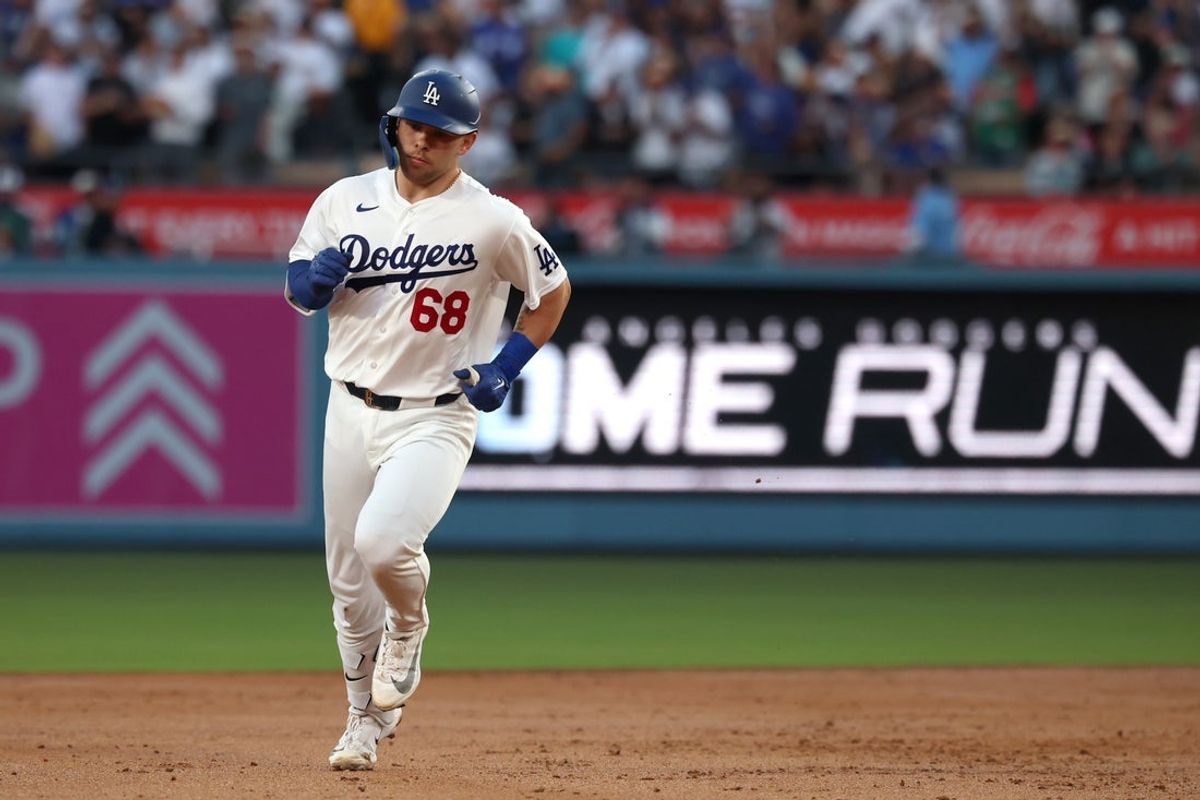 2 de julho de 2026; Los Angeles, Califórnia, EUA; O apanhador do Los Angeles Dodgers, Dalton Rushing (68), corre depois de fazer um home run de duas corridas contra o San Diego Padres no segundo turno no Dodger Stadium. Crédito obrigatório: William Navarro-Imagn Images