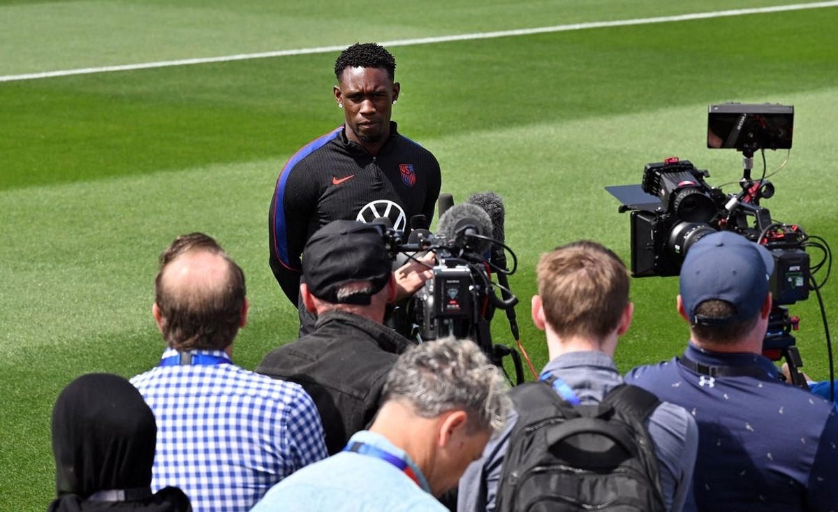 3 de julho de 2026; Seattle, Washington, EUA; Folarin Balogun, dos EUA, fala à mídia antes do treino. Crédito obrigatório: Steven Bisig-Imagn Images