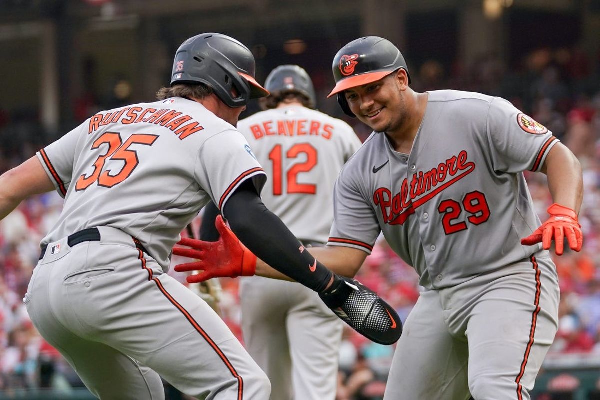 O apanhador do Baltimore Orioles, Samuel Bassallo (29) e o rebatedor designado Adley Rutschman (35), comemoram depois que Bassallo marca um home run no terceiro turno de um jogo da MLB entre o Cincinnati Reds e o Baltimore Orioles, sexta-feira, 3 de julho de 2026, no Great American Ball Park, no centro de Cincinnati.