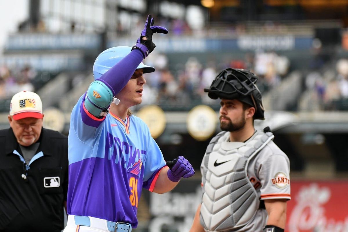 3 de julho de 2026; Denver, Colorado, EUA; O defensor externo do Colorado Rockies, Jake McCarthy (31), comemora depois de fazer um home run no primeiro turno contra o San Francisco Giants no Coors Field. Crédito obrigatório: Christopher Hanewinckel-Imagn Images