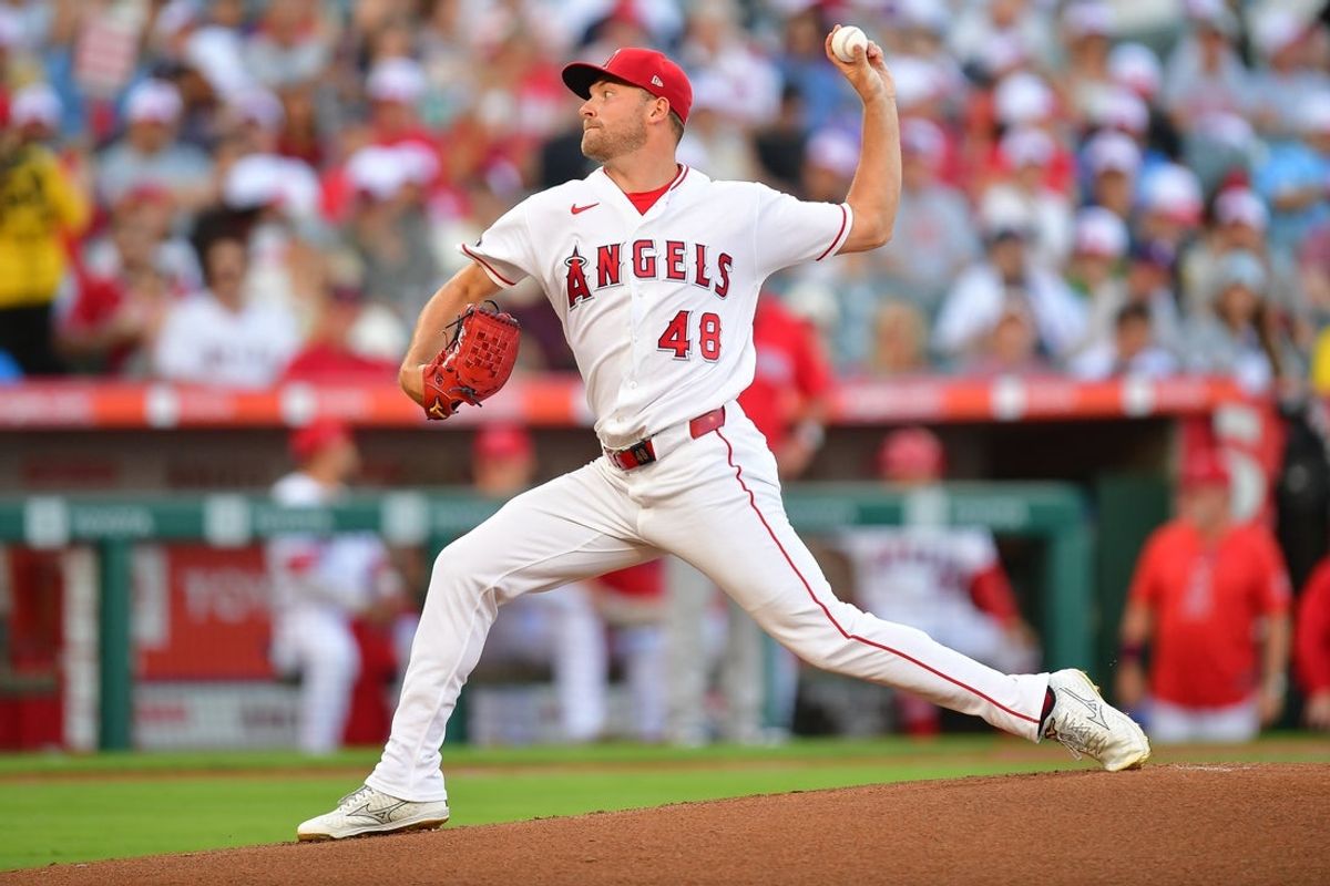 3 de julho de 2026; Anaheim, Califórnia, EUA; O arremessador do Los Angeles Angels, Reid Detmers (48), lança contra o Boston Red Sox durante o primeiro turno no Angel Stadium. Crédito obrigatório: Gary A. Vasquez-Imagn Images