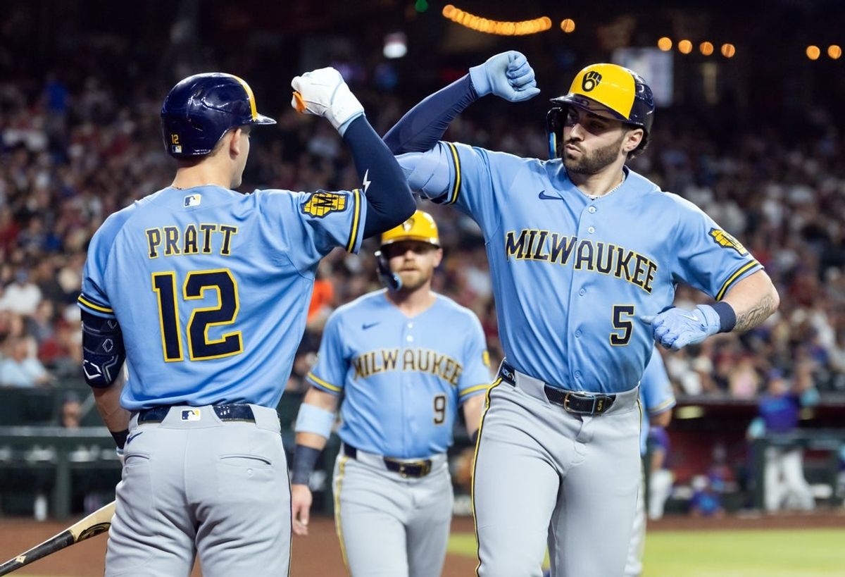 3 de julho de 2026; Phoenix, Arizona, EUA; O outfielder do Milwaukee Brewers, Garrett Mitchell (à direita), comemora com o companheiro de equipe Cooper Pratt depois de acertar um home run de duas corridas no segundo turno contra o Arizona Diamondbacks no Chase Field. Crédito obrigatório: Mark J. Rebilas-Imagn Images
