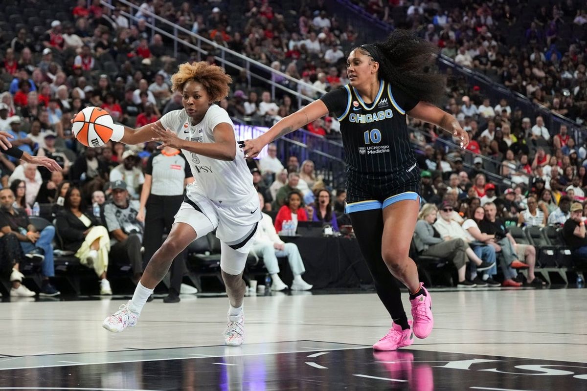 3 de julho de 2026; Las Vegas, Nevada, EUA; O atacante do Las Vegas Aces, NaLyssa Smith (3), acerta a cesta contra a central do Chicago Sky Kamilla Cardoso (10) no segundo quarto na T-Mobile Arena. Crédito obrigatório: Candice Ward-Imagn Images